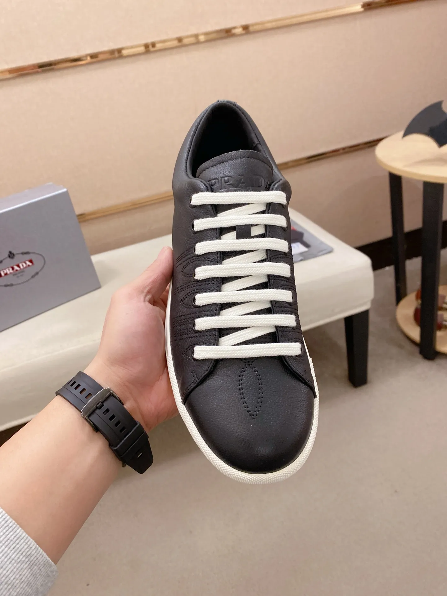 Factory price 560💰 ✔️✔️✔️Higher version High-quality new PRADA (Prada) counters are launched simultaneously. The new men's shoes and 😘fabric are made of selected first-layer cowhide with superb craftsmanship. Lining: Full cowhide lining. 👍🏿 High-end ☄️ air-cushion molded anti-slip rubber outsole, exquisite lines, simple and elegant, comfortable and high-end for leisure travel. Code number: 38 to 45